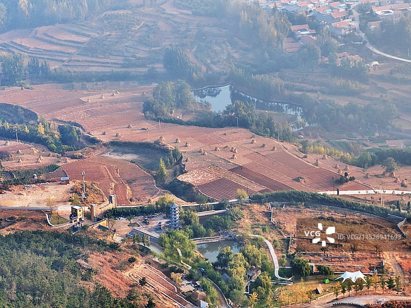 秋天霜降时节，莒县屋楼崮屋楼圣境俯瞰农田和农田里的玉米秆垛图片素材