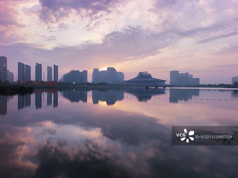 《日出时分的东湖风光》图片素材