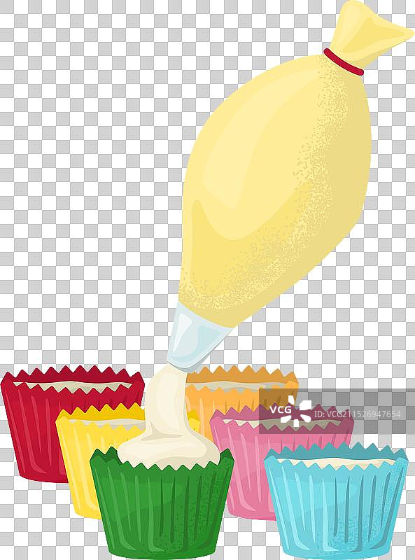 裱花袋将奶油挤入彩色纸杯蛋糕中图片素材
