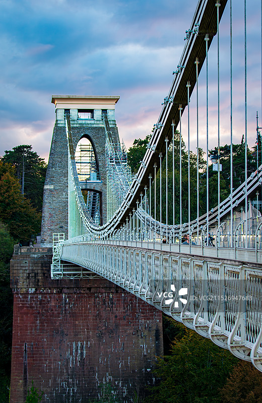 多云天空下的克里夫桥梁俯视图图片素材