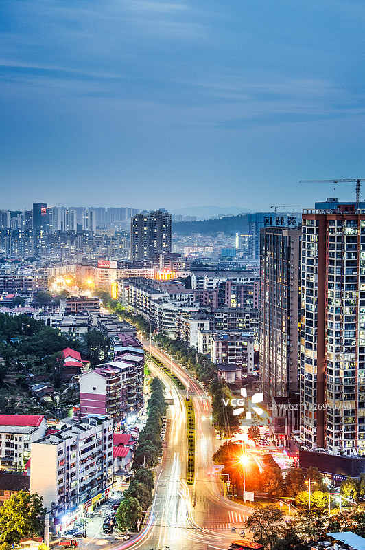 邵阳市双清区塔北路夕阳下的城市风光夜景高视角图片素材