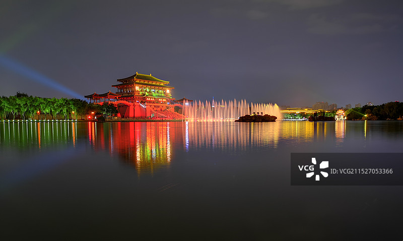 西安大唐芙蓉园芙蓉湖与紫云楼夜景图片素材