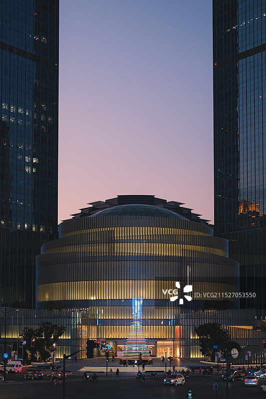 夜幕降临的上海徐家汇港汇广场图片素材
