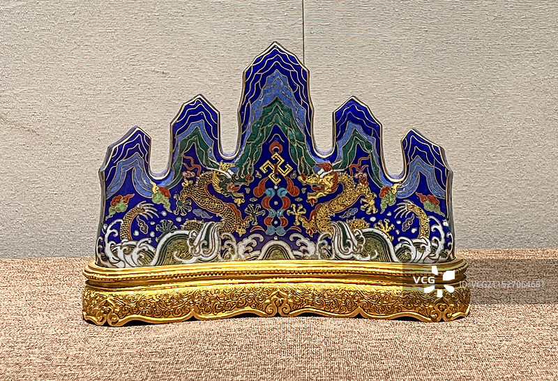 乌鲁木齐博物馆展出北京故宫博物院文物——清乾隆掐丝珐琅海水龙纹笔架图片素材