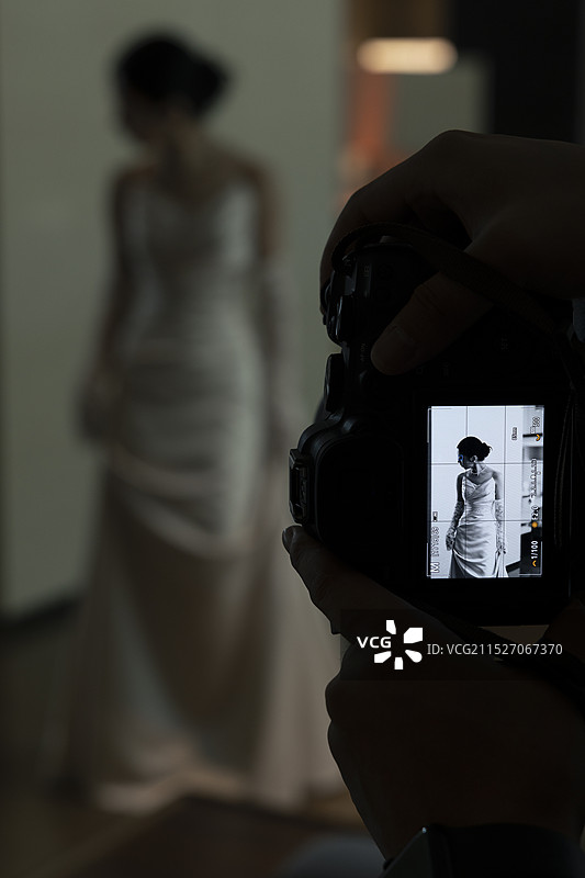 相机黑白影调拍摄穿礼服的美女新娘图片素材