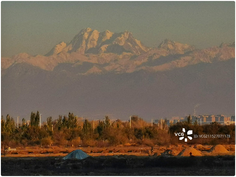 夕阳下的博格达8图片素材