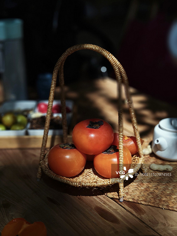 桌上篮子里西红柿的特写镜头图片素材