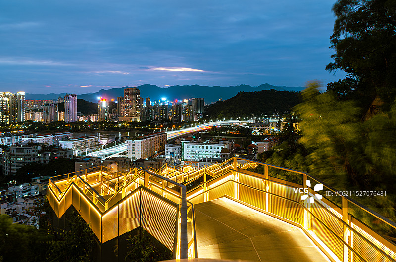 福建省福州的城市森林步道——福道夜幕风光图片素材