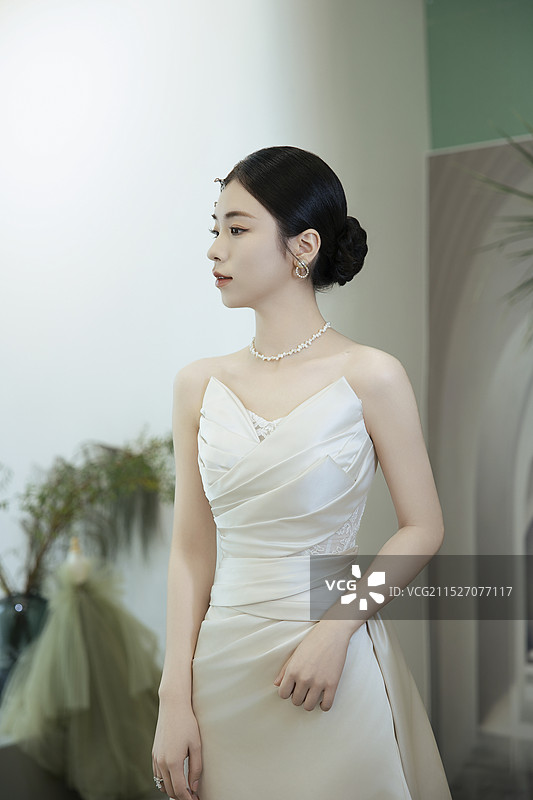 室内穿白色礼服的美丽新娘图片素材