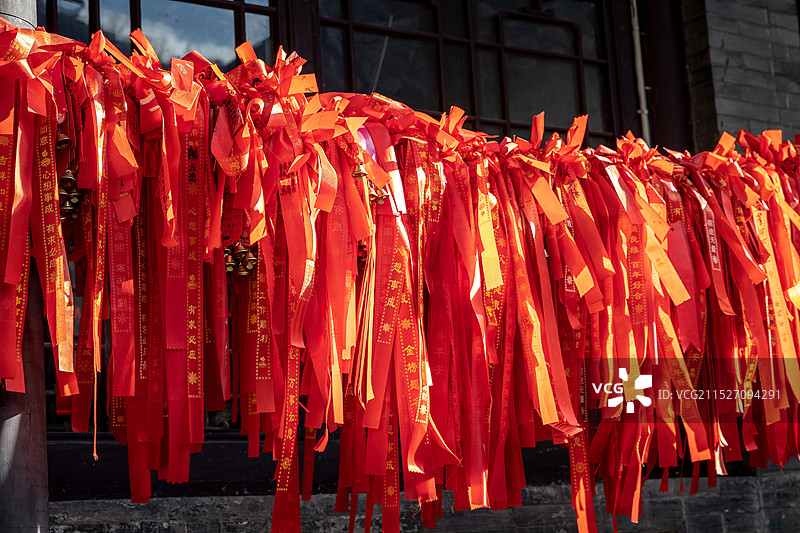 忻州五台山上的祈福红带图片素材