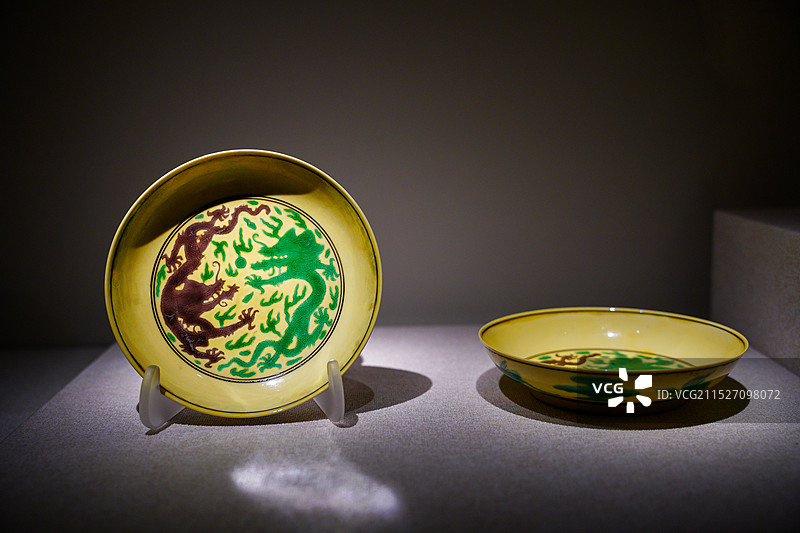 清代黄地绿彩碗盘图片素材
