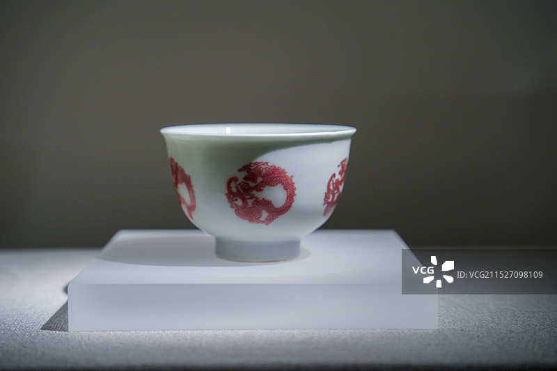 清代釉里红团龙纹碗图片素材
