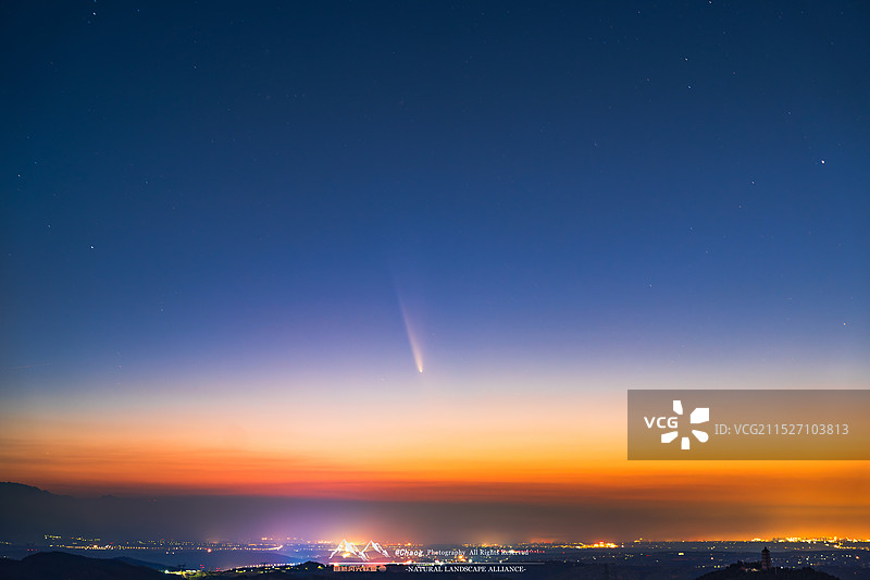 蓝关古道拍摄紫金山阿特拉斯彗星图片素材