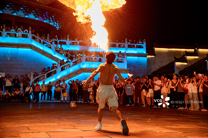 婺女洲表演-喷火绝技图片素材
