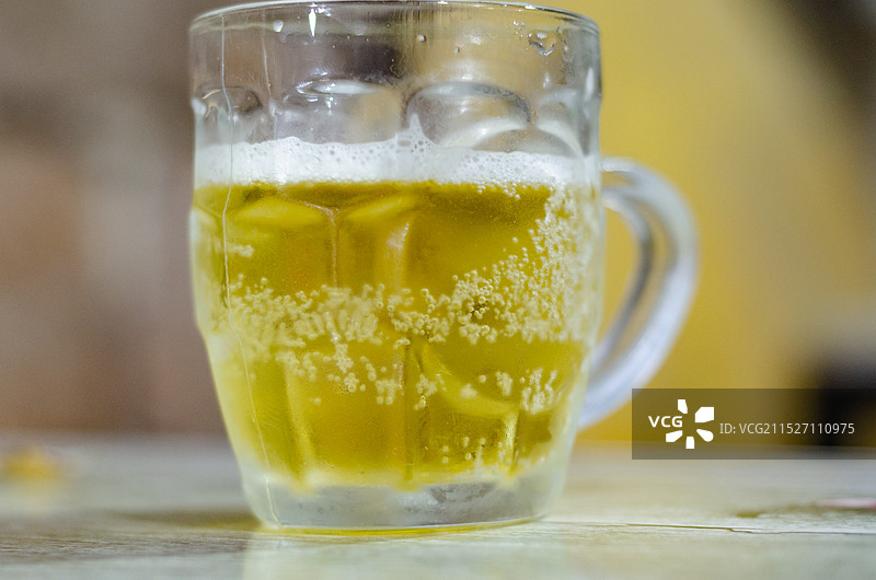桌上一杯啤酒特写图片素材