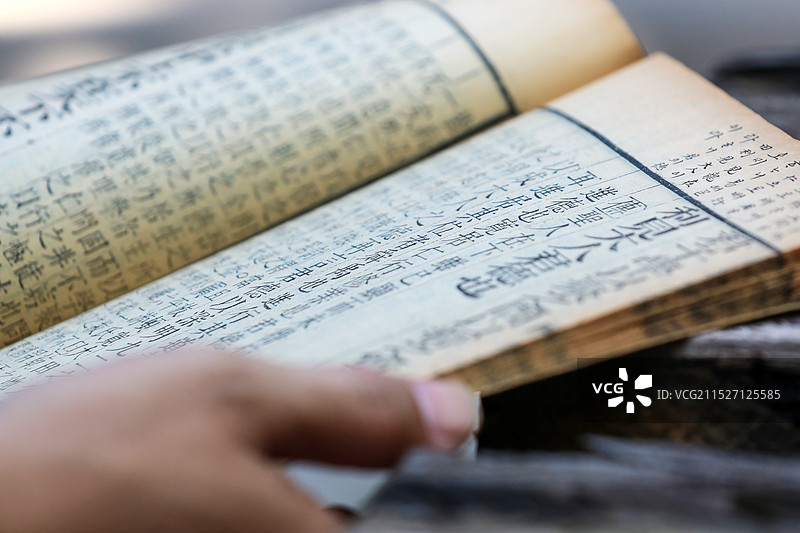 阅读古籍，拍摄于扬州边城书店图片素材