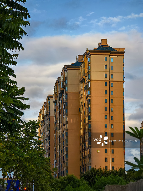 海沧佳隆花园，蓝天白云下的小区建筑低角度视图图片素材