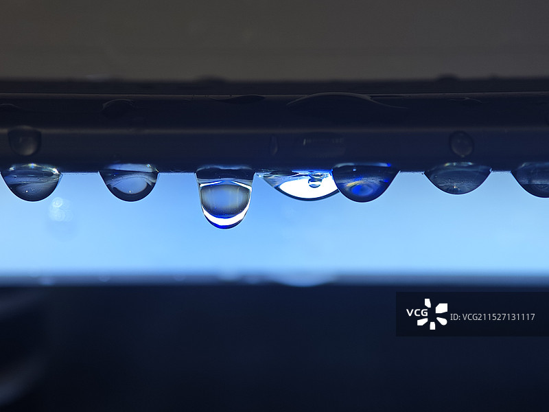 蓝色灯光下的水滴特写图片素材