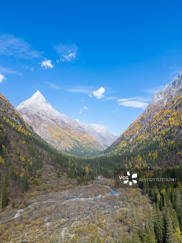 航拍秋天四姑娘山长坪沟景区的婆缪峰图片素材