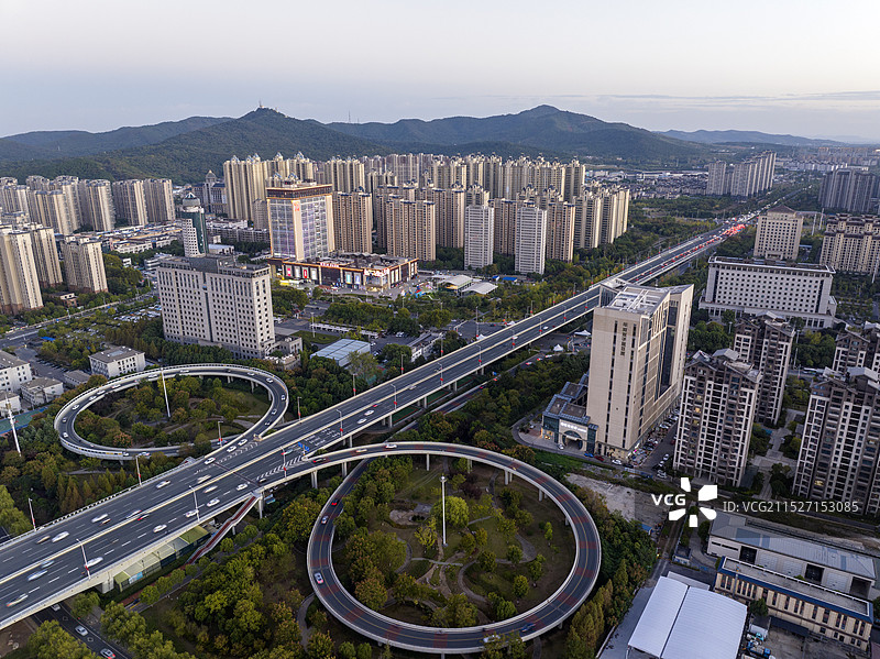 航拍襄阳卧龙大桥匝道襄城城市建筑道路交通风光图片素材