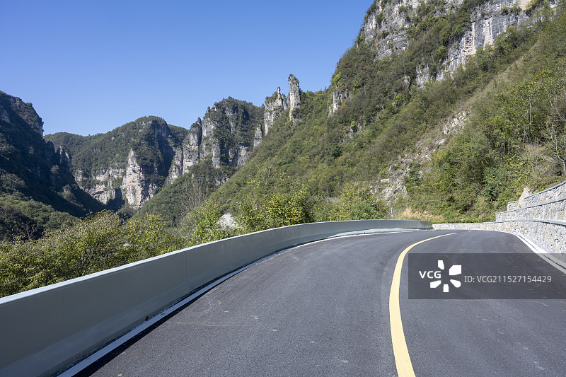 大山公路道路汽车广告背景图自然风光图片素材