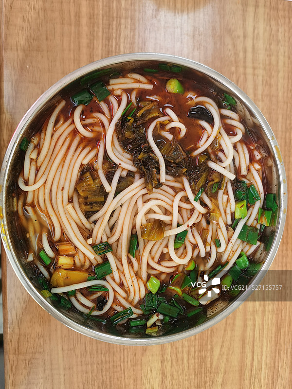 成都街边小饭馆美食酸菜羊杂米粉大份不锈钢碗俯视图图片素材