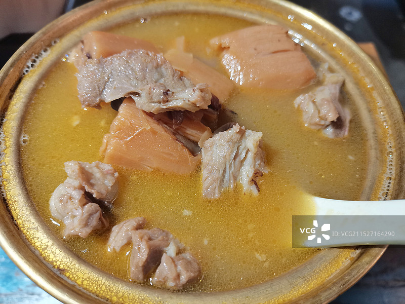 一锅排骨汤炖藕块图片素材