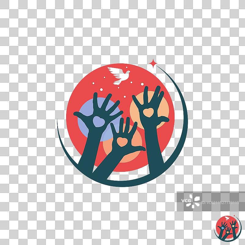 三人举手放飞爱与和平的鸽子图片素材