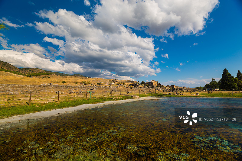 土耳其代尼兹利希拉波利斯古城中的钚水池图片素材
