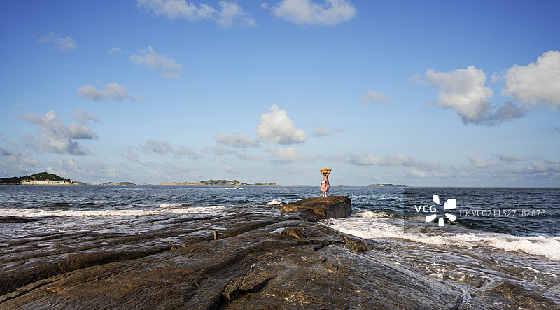平潭岛蓝天白云大海礁石图片素材