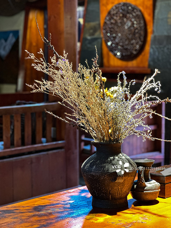 桌上花瓶里的花朵特写镜头图片素材