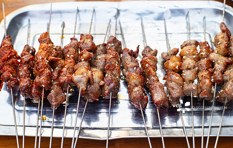 中国餐饮行业饮食产业，传统经典中国食品，美食拍摄主题，一盘子烧烤烤串美食特写，室内无人图像图片素材