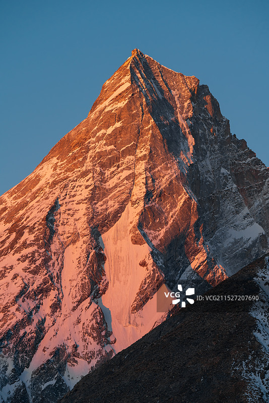 西藏日喀则定结县宗措湖旁的阿玛直米雪山日照金山风光图片素材