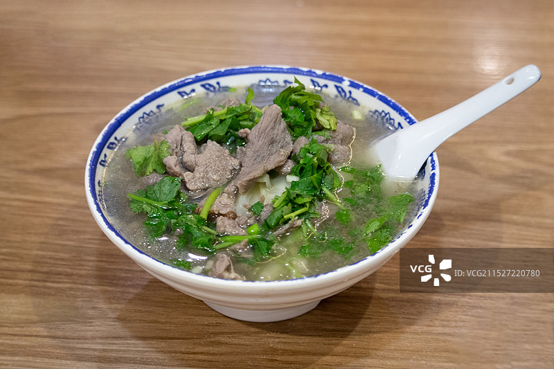 中国四川成都乐山特色小吃苏稽翘脚牛肉，牛肉汤清汤美食静物特写图片素材