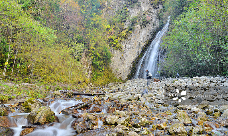 秋天，唯美的森林瀑布景观，四川西部，理县甲尔猛措图片素材