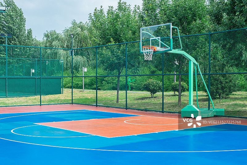 中国体育运动健身活动拍摄主题，生态健身活动公园的塑胶篮球场，户外白昼无人图像摄影图片素材