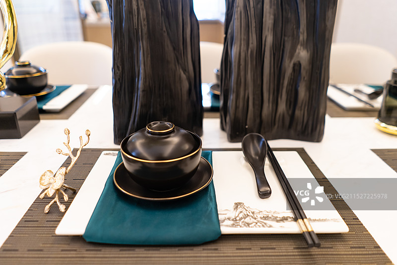 中国房地产城市生活拍摄主题，住宅内部环境，餐厅餐桌上的厨具和花瓶插画装饰物，室内无人图像摄影图片素材