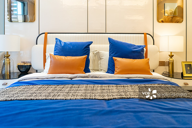 中国房地产城市生活室内环境居家环境拍摄主题，卧室里的双人床，书桌，装饰物，室内无人图像摄影图片素材