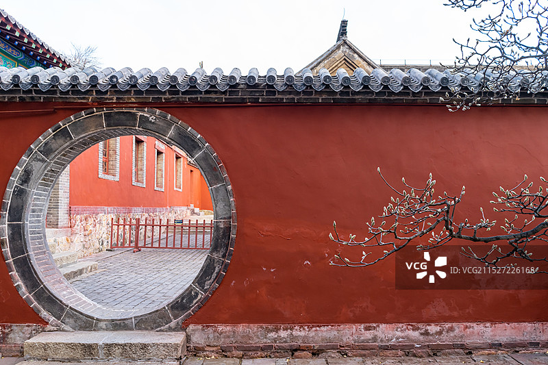 中国山东省泰安市泰山旅游风景区著名景点，普照寺寺庙公园古典风格公园月亮门入口，户外白昼无人图像摄影图片素材