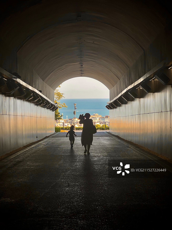站在隧道里的女人的后视图图片素材