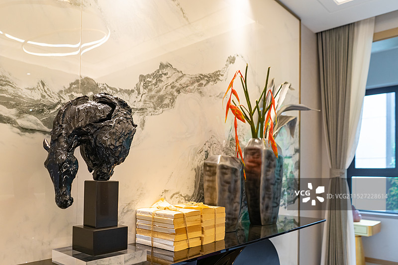 中国城房地产市健康生活拍摄主题，住宅内部环境，书房里的黑色马匹雕塑和桌子上的插花，室内无人图像摄影图片素材