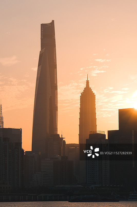 日落时的上海浦东陆家嘴金融城摩天大楼剪影图片素材