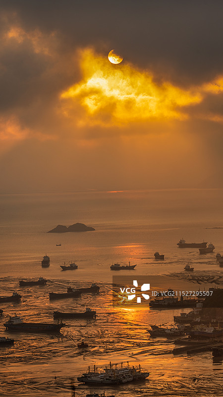 浙江温岭石塘海边日出日落 山上房子 千年曙光碑图片素材