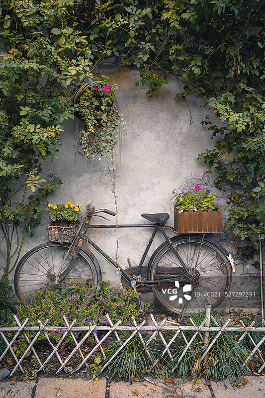 苏州震泽古镇景区里古街旁的自行车图片素材
