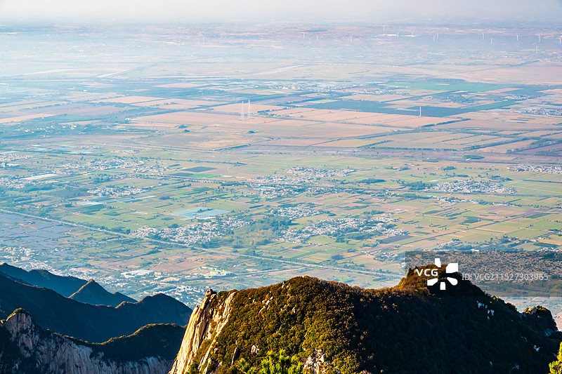 从华山最高峰南峰，俯瞰八百里秦川图片素材