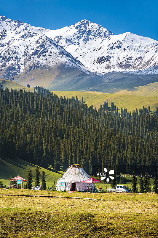 中国新疆维吾尔自治区伊犁哈萨克自治州，那拉提景区雪莲谷自然风光图片素材