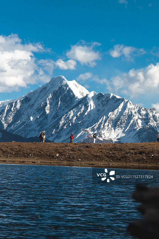 贡嘎雪山与爬涉的人图片素材