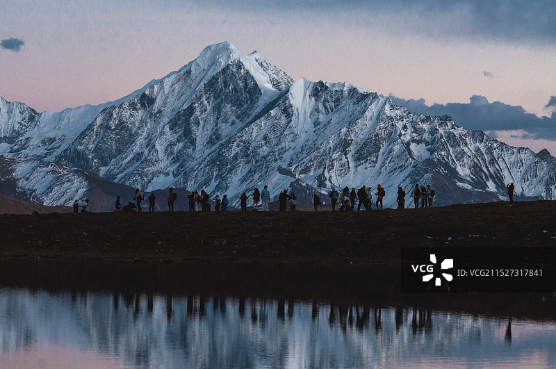 贡嘎雪山与爬涉的人图片素材