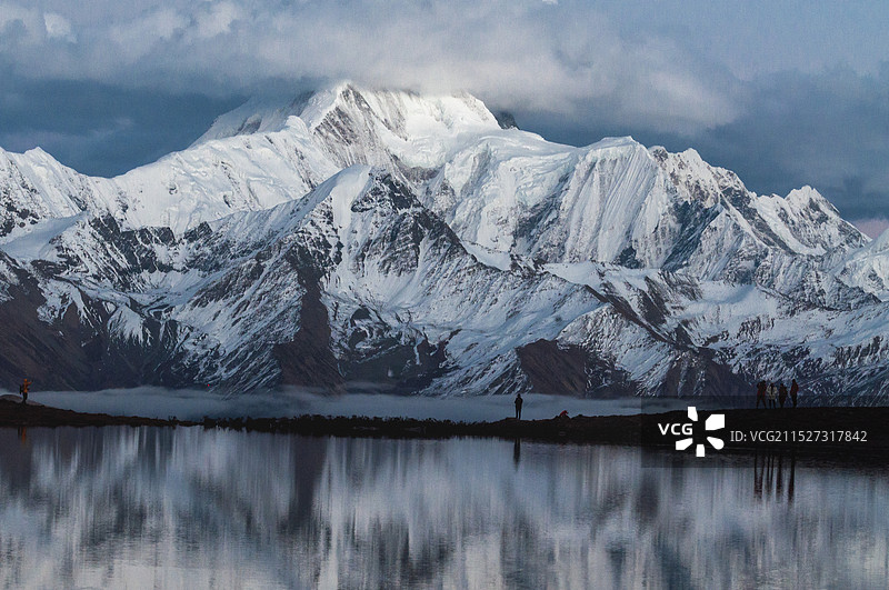 贡嘎雪山与爬涉的人图片素材