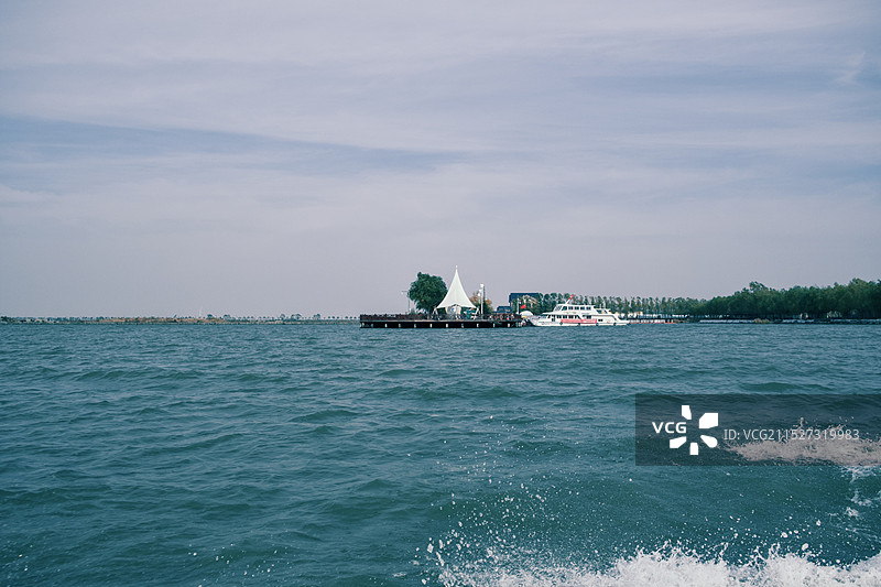查干湖水上坐船观光图片素材